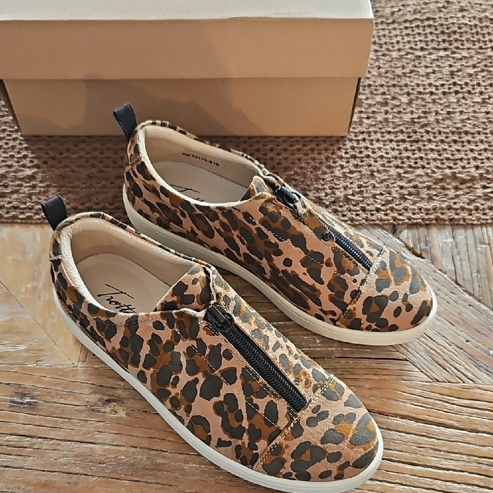 New in box TROTTERS leather sneakers loafers 6
